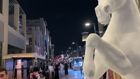 سوق ليلي في السعودية مع تمثال حصان
