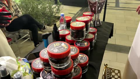 مرطبانات بخور تقليدي في سوق ليلي مفتوح بالسعودية