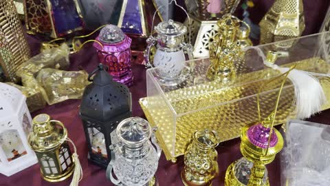 عرض فوانيس وزينة رمضان التقليدية المتنوعة