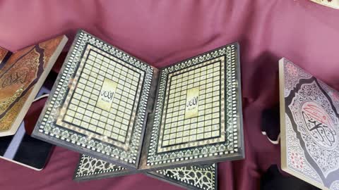 حوامل مصاحف خشبية مزخرفة بالخط العربي والزخارف