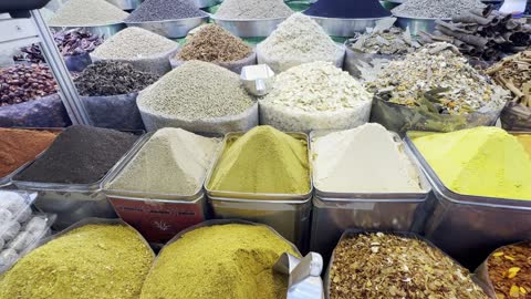 عرض التوابل الملونة في سوق شعبي تقليدي