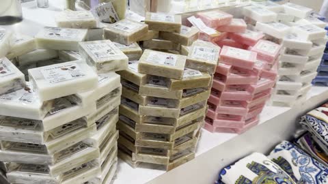 أكوام الصابون الطبيعي المصنوع يدويًا في عرض تجاري