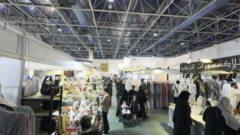 لقطة لأشخاص يتسوقون في بازار سوق داخلي