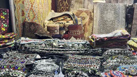 عرض الحلي الفضية السعودية التقليدية والسجاد التراثي