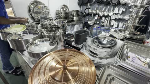 أواني طهي من الفولاذ المقاوم للصدأ في متجر مستلزمات مطابخ