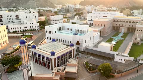 أفق مدينة مسقط عمان مسجد لقطة جوية غروب الشمس