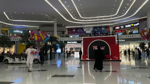 المتسوقون في مول وستفيلد الدمام بالمملكة العربية السعودية