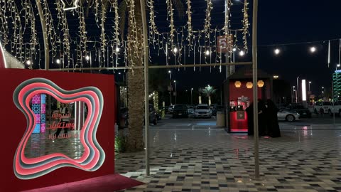 أضواء ويست أفينيو مول الدمام في الساحة الخارجية ليلاً