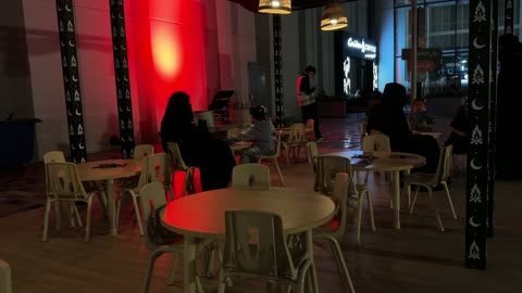 عائلات وأطفال في ويستفيلد مول الدمام لقطات ليلية