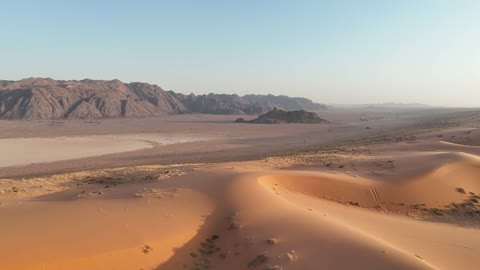 فيديو جوي للكثبان الرملية والجبال في الصحراء العربية