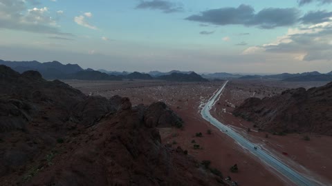 تصوير جوي بالدرون لطريق صحراوي سريع وسط الجبال السعودية