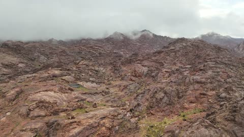 لقطات جوية لقمم الجبال الصخرية والسحب والضباب