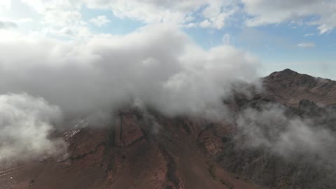 تصوير جوي للسحب والضباب فوق قمم الجبال