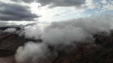 لقطات جوية للسحب والضباب فوق قمم الجبال بالسعودية