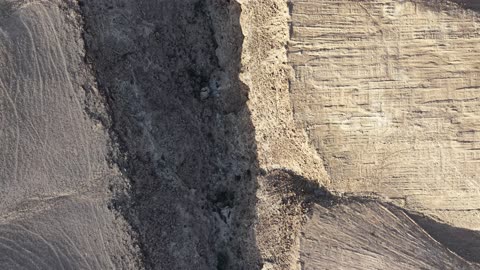 لقطات جوية من الأعلى لأخدود صحراوي بالسعودية تصوير درون