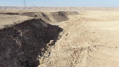 مشهد جوي لأخدود صخري في الصحراء بالدرون