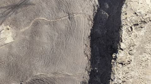 منظر جوي للتضاريس الصحراوية والشقوق الصخرية