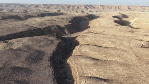 لقطات جوية لوادي صحراوي في المملكة العربية السعودية
