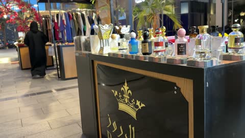 منصة عرض عطور في معرض وهج فيلاجيو الخبر
