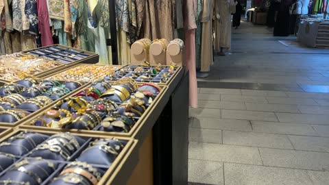 عرض مجوهرات وملابس في معرض وهج فيلاجيو الشرقية