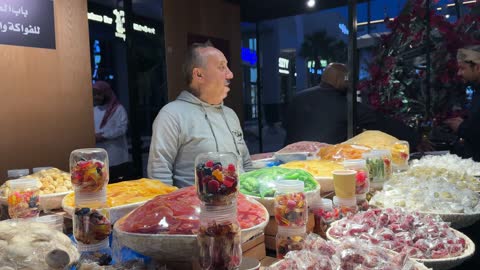 بائع حلويات في معرض وهج فيلاجيو المنطقة الشرقية