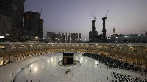 الكعبة المشرفة في المسجد الحرام بمكة المكرمة لقطة واسعة