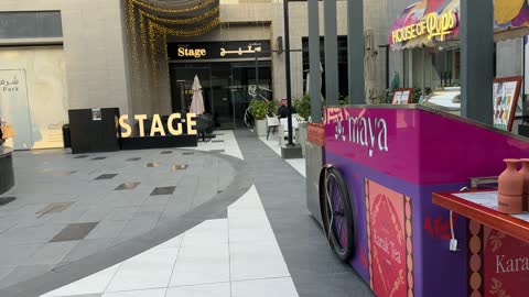 عربة شاي كرك مايا في شرفات بارك الخبر لقطة نهارية