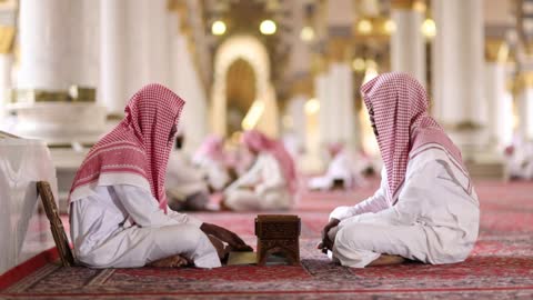 رجال مسلمون يقرأون القرآن في المسجد السعودية