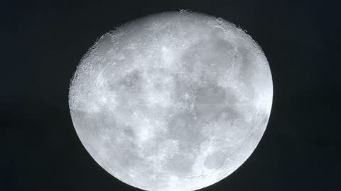 فيديو مقرب ومفصل للقمر المكتمل في سماء الليل
