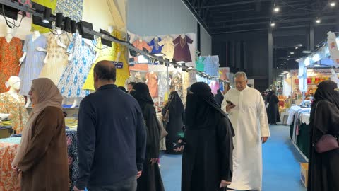 متسوقون في معرض هلا فبراير إكسبو الظهران السعودية