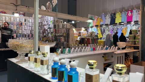 عرض زجاجات العطور في معرض هلا فبراير إكسبو الظهران