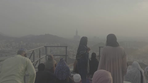 حجاج على جبل عرفات في مكة المكرمة إطلالة صباحية