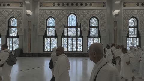حجاج يسيرون داخل أروقة المسجد الحرام بمكة