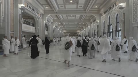 حجاج ومعتمرون يسيرون في أروقة المسجد الحرام بمكة