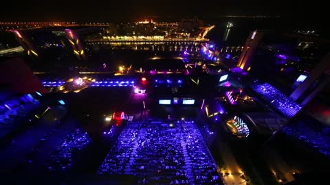 لقطات جوية لفعالية ليلية خارجية مع جمهور وإضاءة بالسعودية