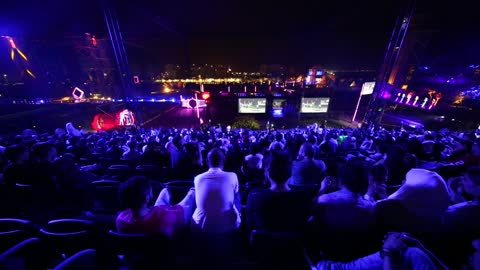 جمهور في ساحة عرض خارجية ليلية بالسعودية