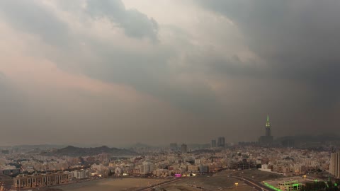 أفق مدينة مكة المكرمة وبرج الساعة في السعودية لقطة مسائية