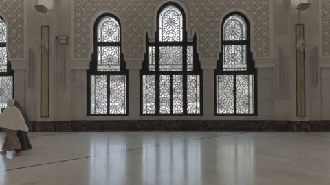 حجاج يمشون في المسجد الحرام بمكة المكرمة