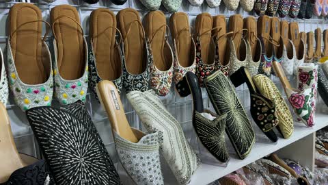 أحذية عربية تقليدية في معرض إكسبو الظهران