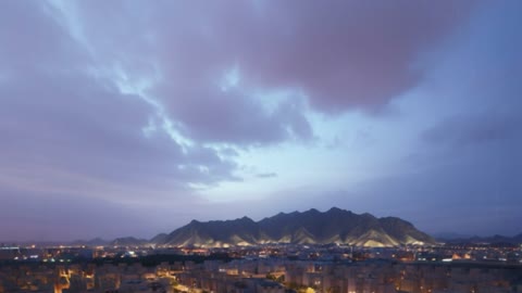 فيديو تايم لابس للمدينة والجبال في الليل  بالمدينة عند الغسق