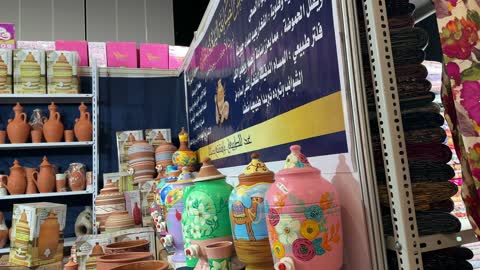برادات مياه فخارية ملونة في معرض إكسبو الظهران