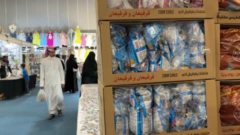 تسوق الزوار في معرض هلا فبراير إكسبو الظهران