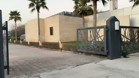مدخل معرض هلا فبراير في إكسبو الظهران وقت الغسق