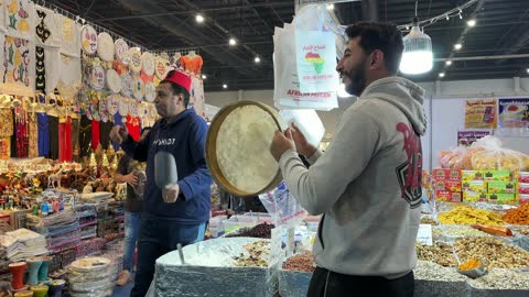 بائع يقرع الطبل في معرض هلا فبراير بالظهران