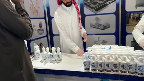 رجل سعودي يعرض منتجات تنظيف في إكسبو الظهران