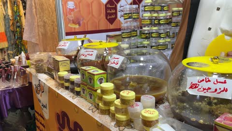 بائع عسل في معرض هلا فبراير إكسبو الظهران