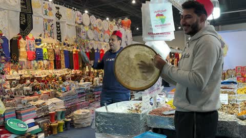 رجال يعزفون على الدف في معرض هلا فبراير بالظهران