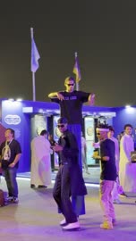 مؤدو رقص الشارع في سنيكر كون جدة ليلاً