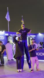 عروض راقصة على الأرجل الخشبية في سنيكر كون جدة