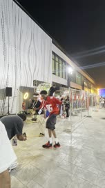 شباب يؤدون رقص الشارع في فعالية سنيكر كون بمدينة جدة